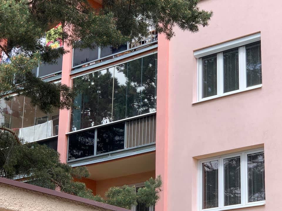 Instalace izolační a protisluneční fólie Llumar do oken v bytě panelového domu